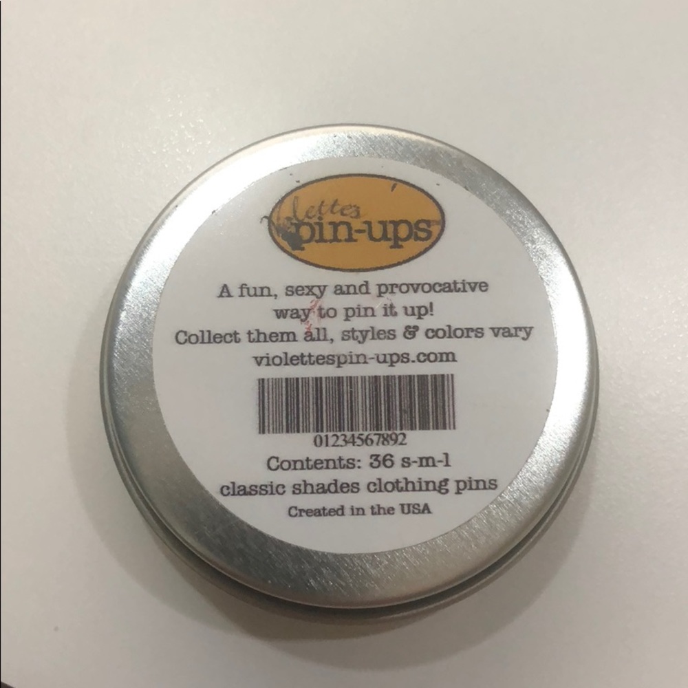 Pin ups - Picture 3 of 4